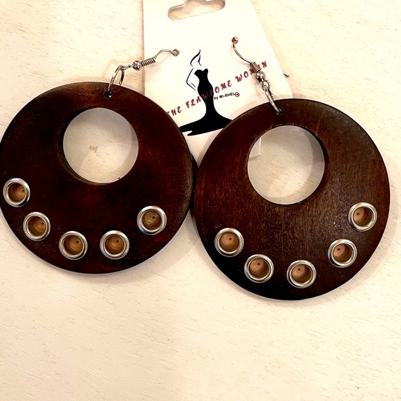 ROUND WOODEN DANGLE EARRINGS - Picture 3 of 5